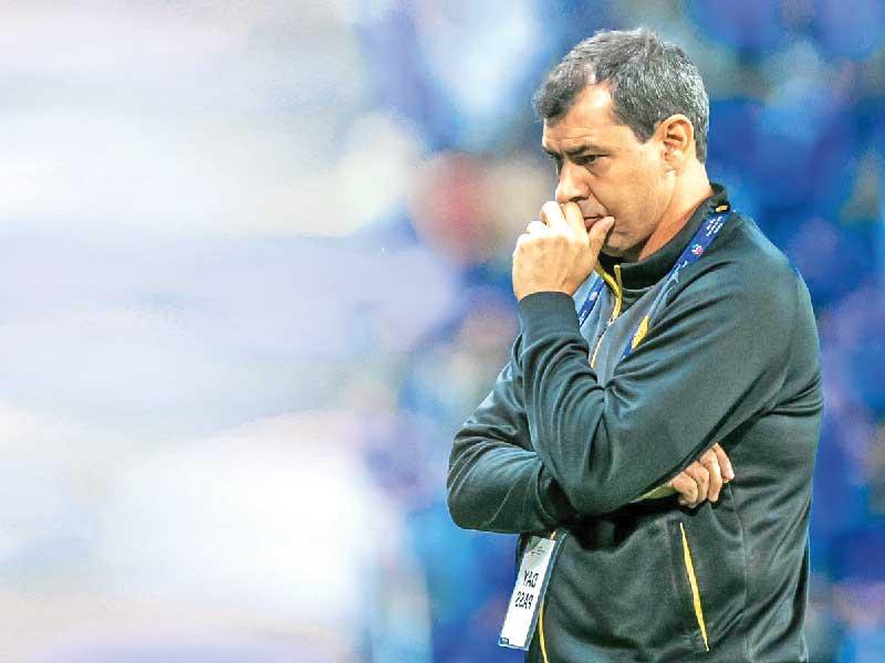  مدرب الفريق لكرة القدم بالنادي، البرازيلي فابيو كاريلي