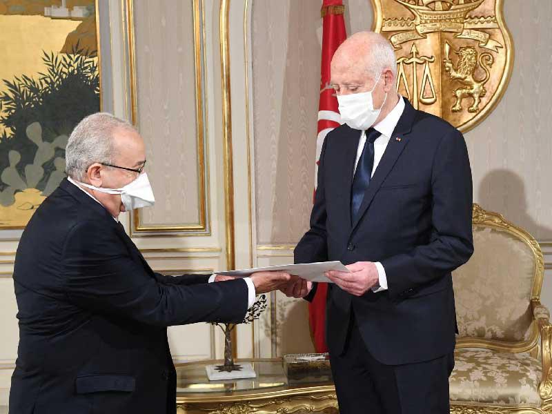 وزير الخارجية الجزائري رمطان لعمامرة مع الرئيس التونسي قيس سعيّد