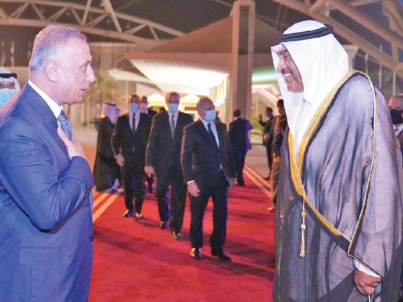 سمو الشيخ صباح الخالد رئيس مجلس الوزراء مودعاً رئيس مجلس الوزراء العراقي مصطفى الكاظمي في مطار الكويت