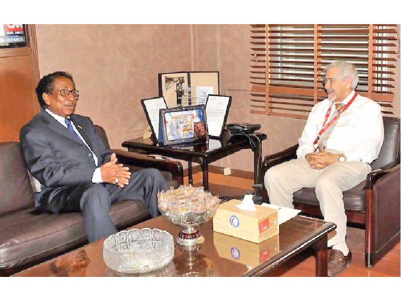 رئيس مجلس ادارة جمعية الهلال الاحمر الدكتور هلال الساير مستقبلاً سفير جيبوتي