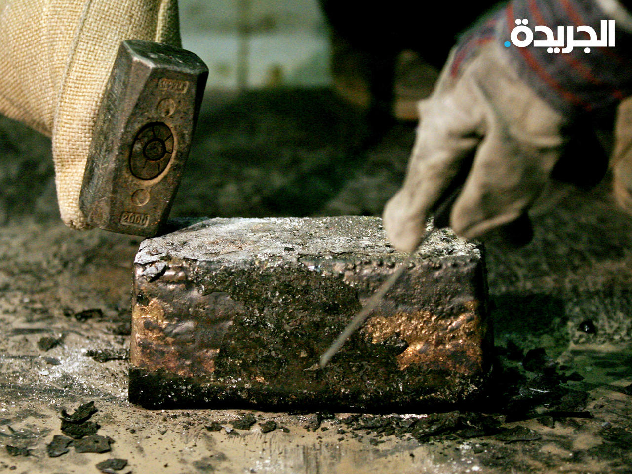 عامل يستخرج الذهب من الأحجار «أرشيفية»