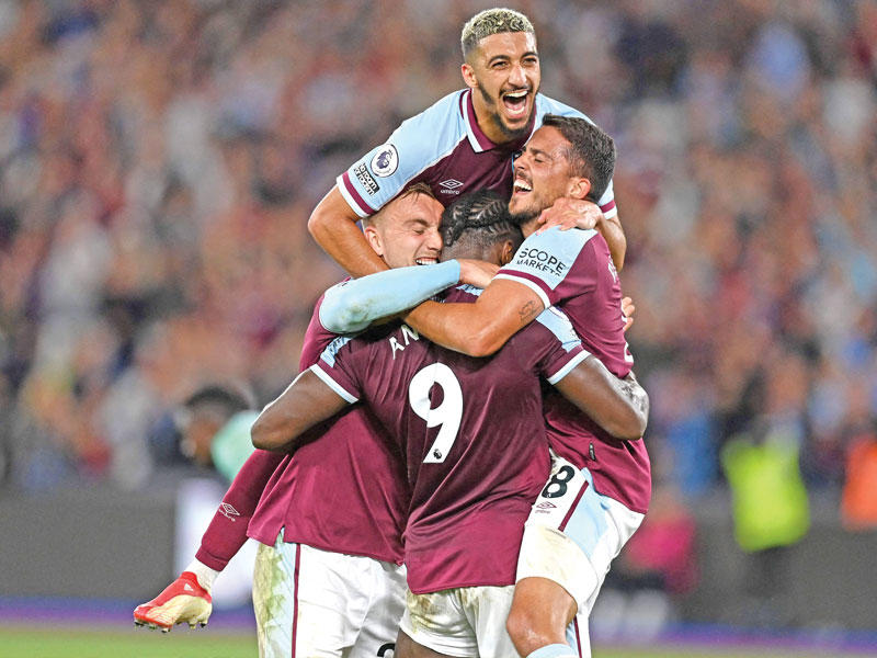 احتفال لاعبي وست هام خلال المباراة 