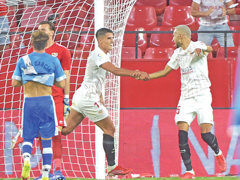 الأرجنتيني إريك لاميلا يحتفل بعد تسجيله الهدف 