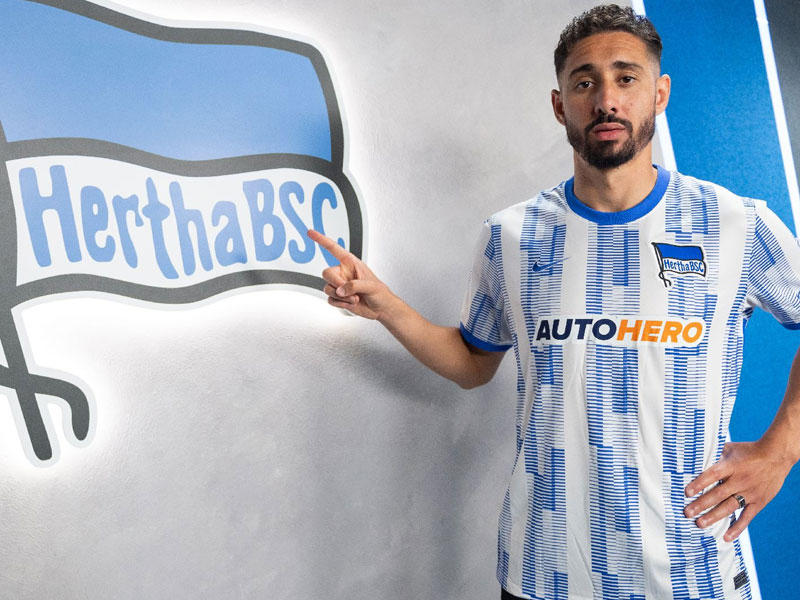 المهاجم الجزائري الدولي إسحاق بلفوضيل 