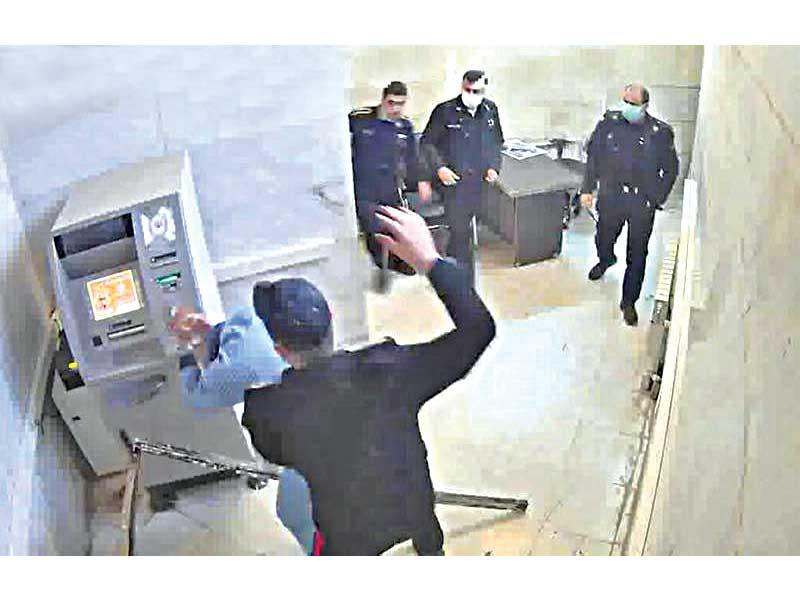 صورة مأخوذة عن شريط مصور لاعتداء أحد حراس إيفين على سجين بالضرب 