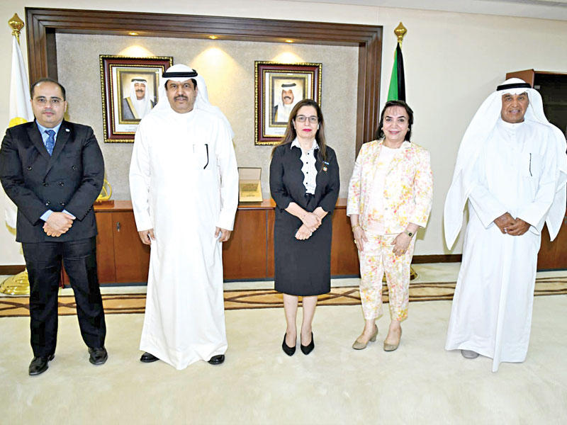 محافظ حولي علي الأصفر مستقبلاً وفد بعثة الأمم المتحدة للمستوطنات البشرية