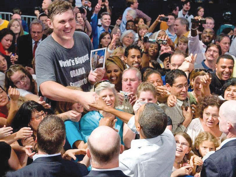 إيغور فوفكوفينسكي أطول رجل في الولايات المتحدة بولاية مينيسوتا 