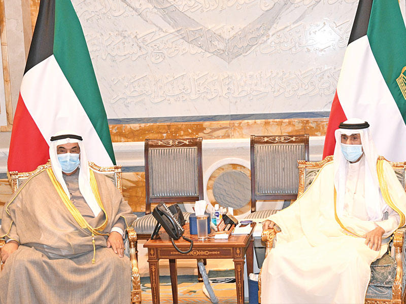 صاحب السمو أمير البلاد الشيخ نواف الأحمد مستقبلاً سمو الشيخ ناصر المحمد أمس