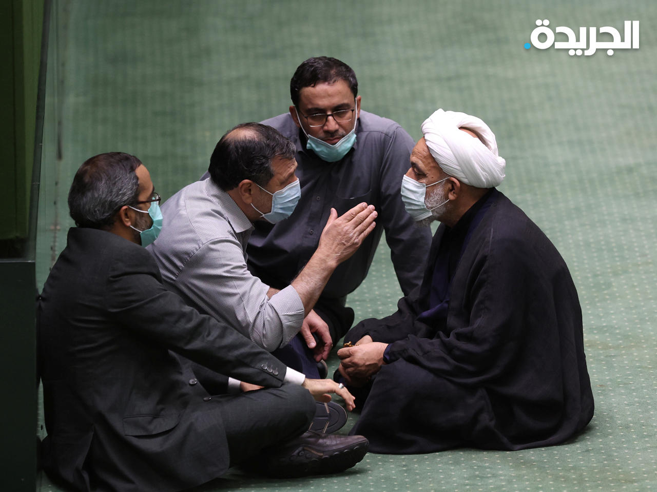 أعضاء في البرلمان الإيراني يتناقشون خلال جلسة منح الثقة