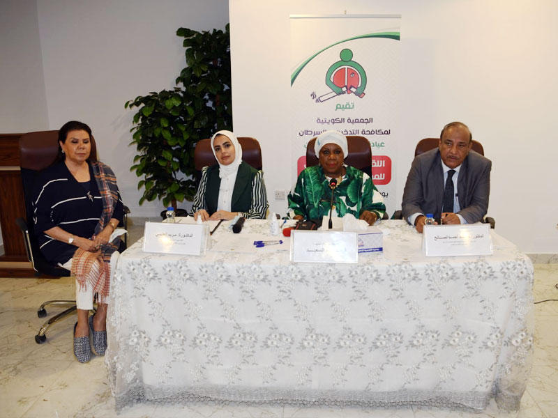 رئيس مجلس إدارة الجمعية الكويتية لمكافحة التدخين والسرطان د. خالد الصالح متحدثاً خلال الندوةt (تصوير عوض التعمري)