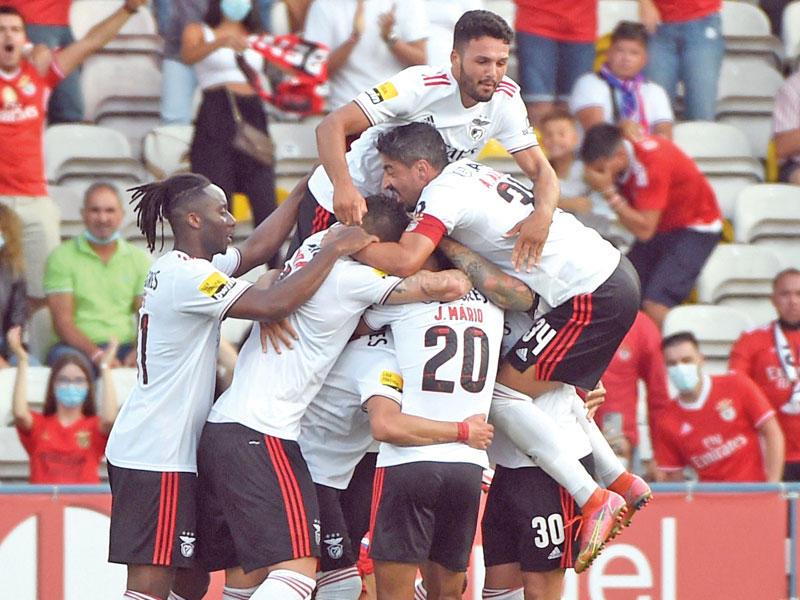 لاعبو بنفيكا يحتفلون بالتأهل 