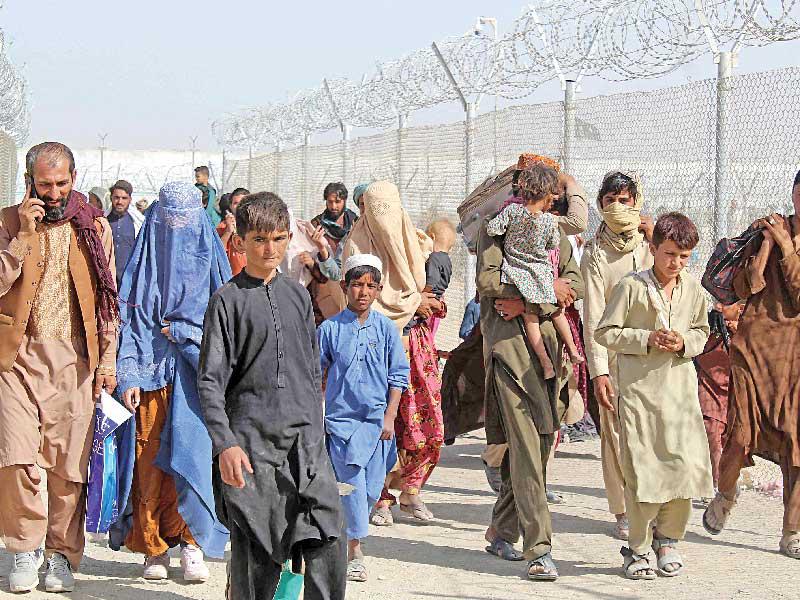 أفغان يعبرون الحدود إلى باكستان أمس     (أ ف ب)