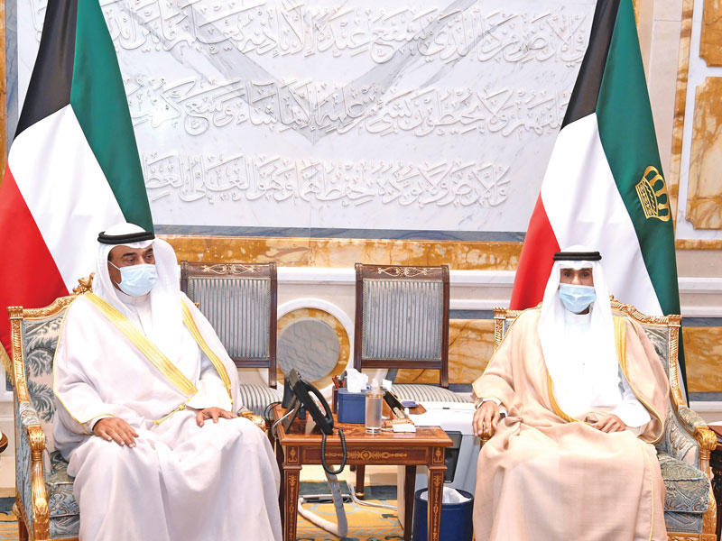 سمو أمير البلاد الشيخ نواف الأحمد مستقبلاً رئيس مجلس الوزراء سمو الشيخ صباح الخالد أمس