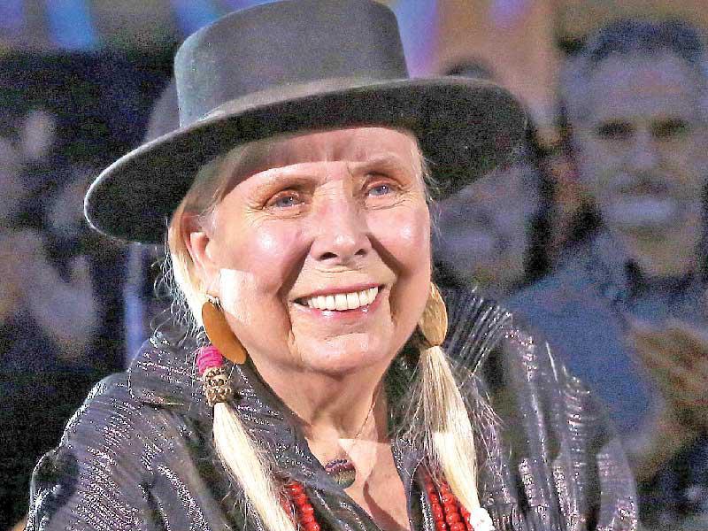 المغنية وكاتبة الأغاني جوني ميتشل