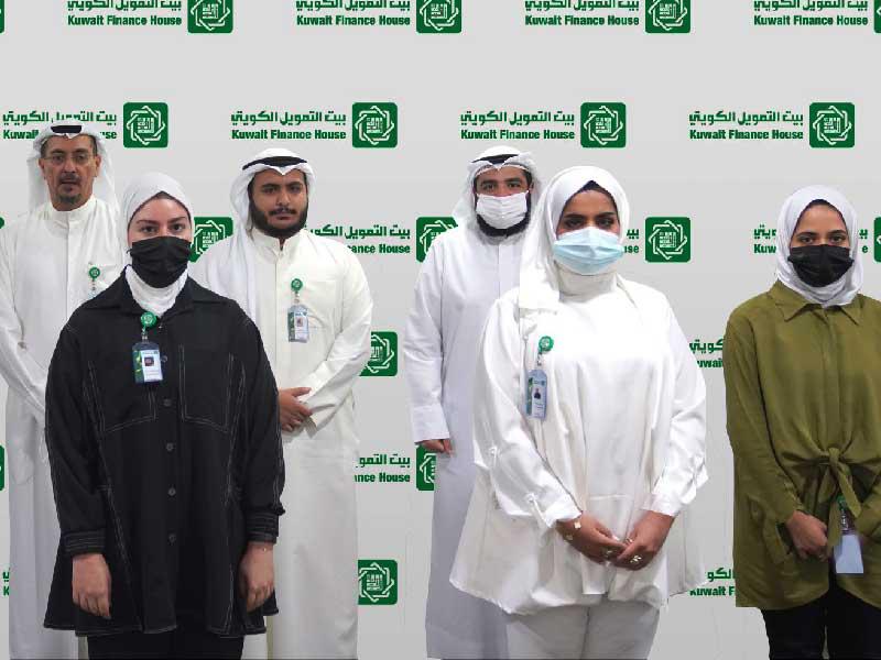 العمر متوسطاً مجموعة من المتدربين