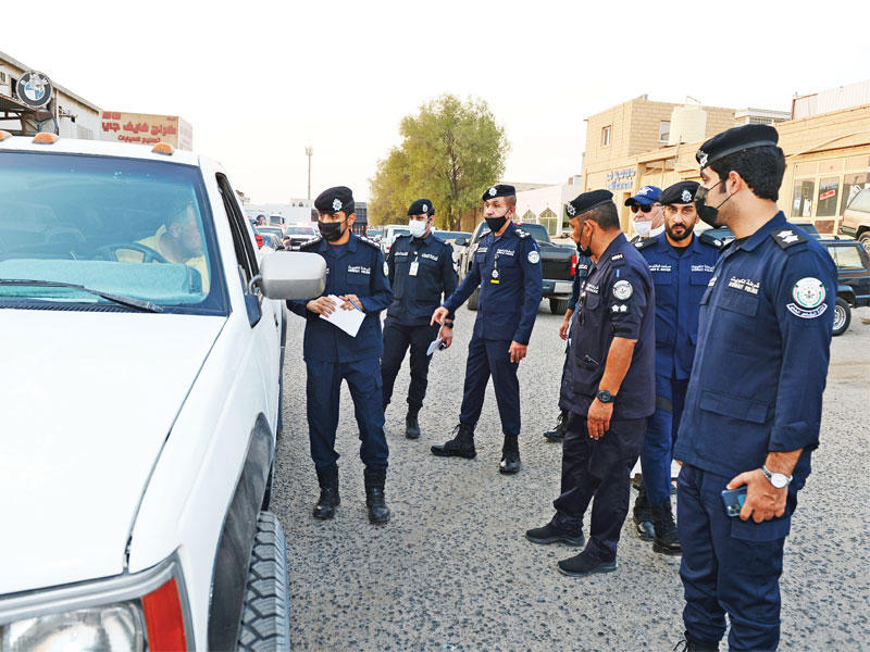 مساعد المدير العام لـ «المرور» لشؤون التعليم العميد الشيخ فواز الخالد يتابع سير الحملة في «الشويخ الصناعية»