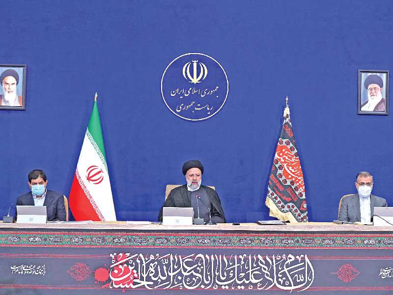 رئيسي مترئساً أول اجتماع لحكومته أمس       (أ ف ب)