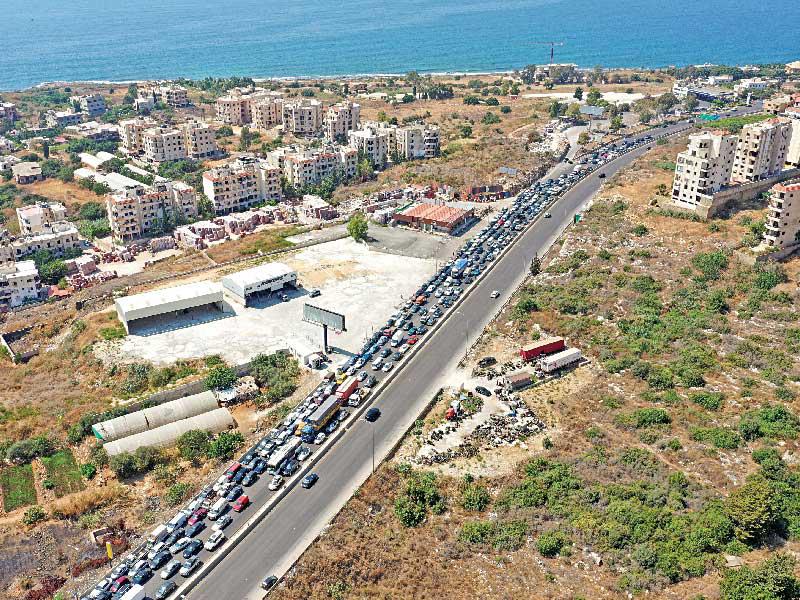 صف طويل من السيارات بانتظار تعبئة الوقود بإحدى المحطات في الدامور جنوب بيروت قبل أيامt(رويترز) 