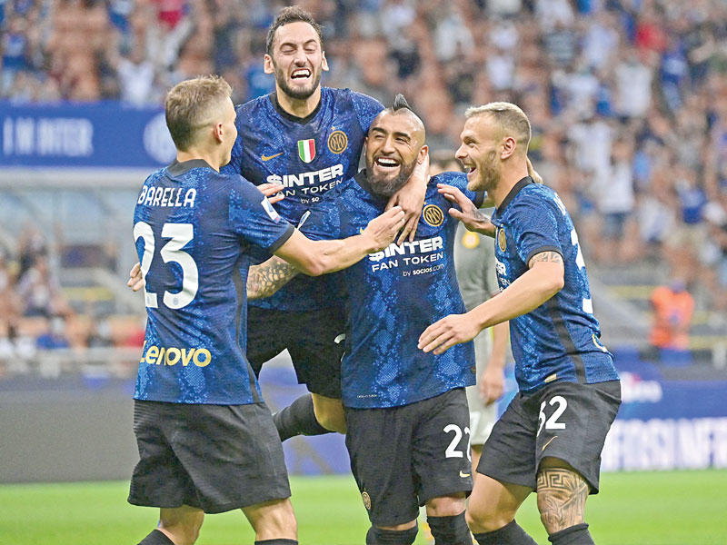 لاعبو الإنتر يحتفلون بالفوز في المباراة السابقة 