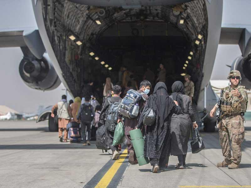 عمليات اخلاء مدنيين من افغانستان