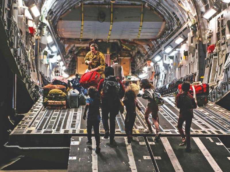 عائلة تهم بدخول طائرة عسكرية أميركية في مطار كابول مساء أمس الأول   (رويترز)