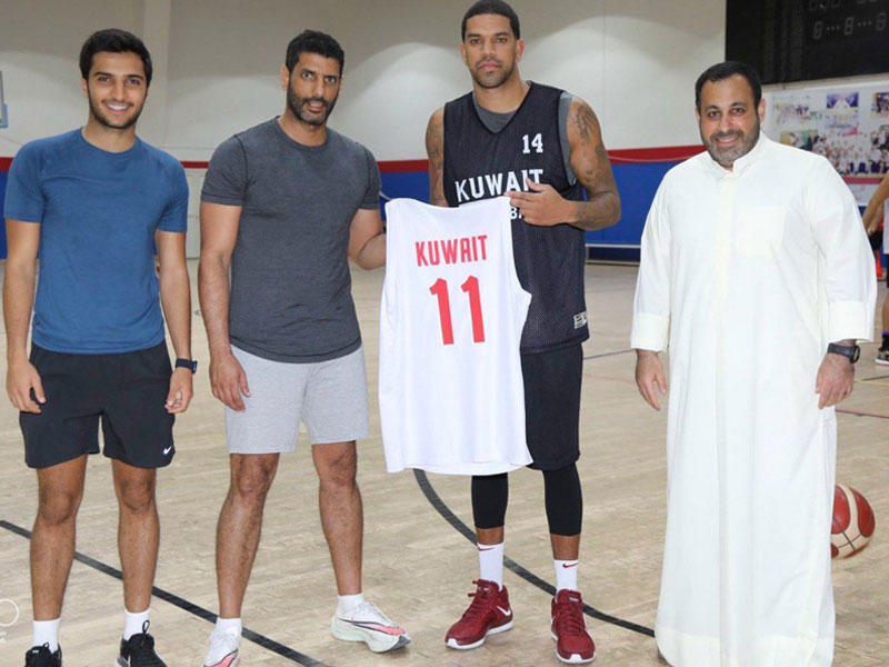 المحترف الأميركي فيلدين يتوسط الغانم والعصيمي