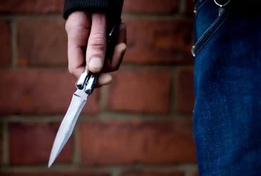 مواطن يقتل زوجته طعناً.. ويسلم نفسه