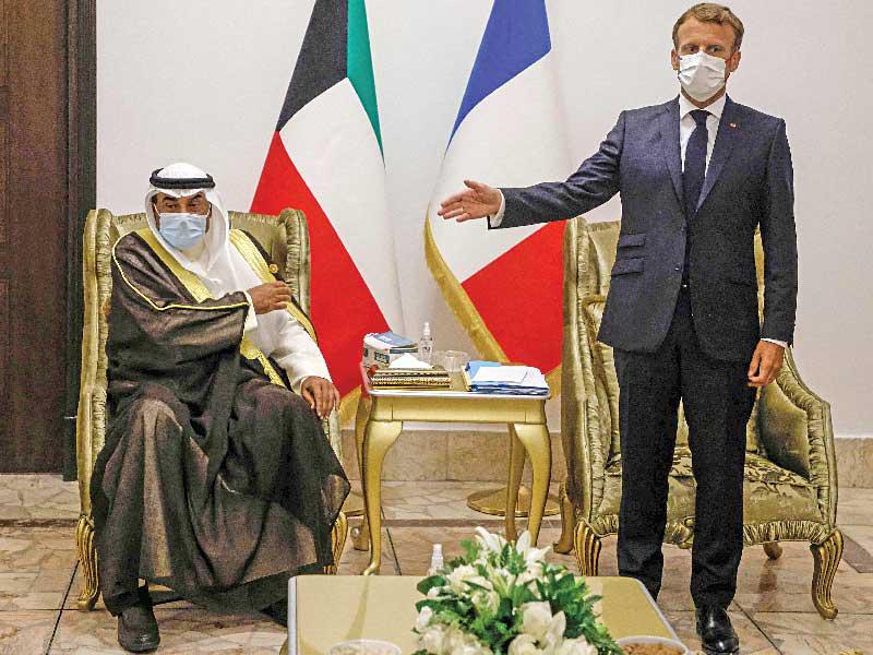 ممثل سمو أمير البلاد الشيخ نواف الأحمد، رئيس الوزراء سمو الشيخ صباح الخالد والرئيس الفرنسي إيمانويل ماكرون