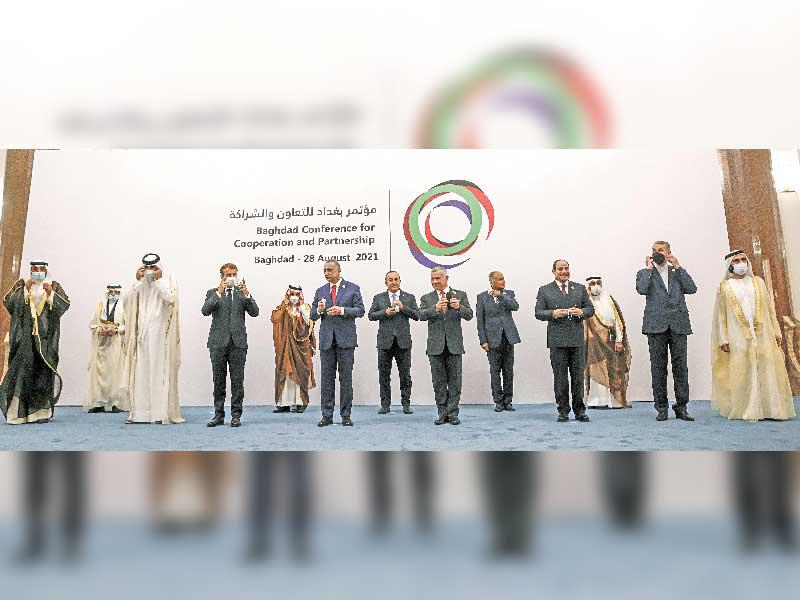 صورة تذكارية للمشاركين في القمة أمس