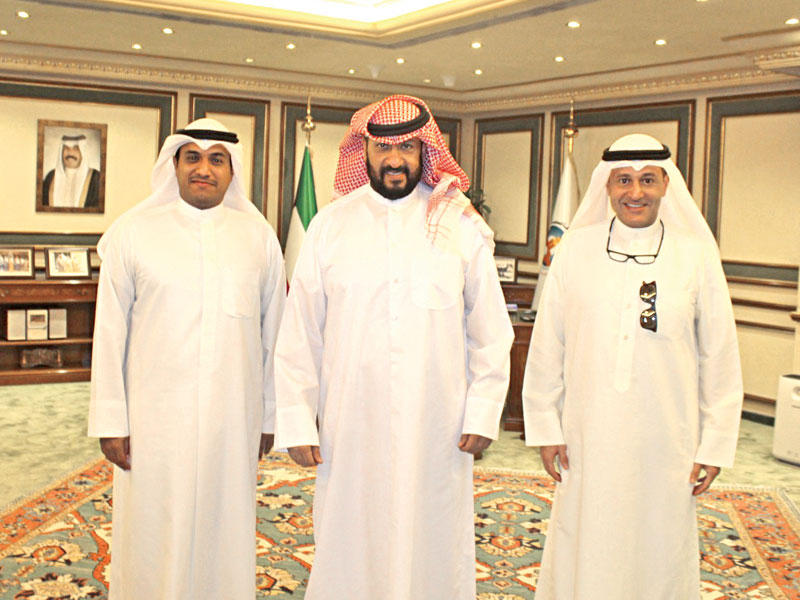 محافظ العاصمة الشيخ طلال الخالد متوسطا رئيس مجلس إدارة جمعية الروضة وحولي التعاونية خالد السداني وأمين الصندوق طارق مندني