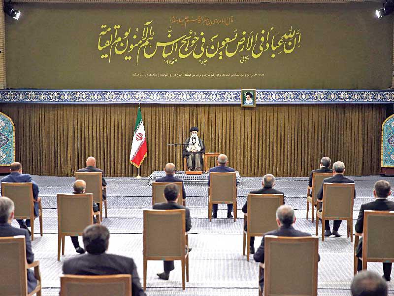 المرشد الأعلى الإيراني علي خامنئي مستقبلاً حكومة إبراهيم رئيسي للمرة الأولى أمس (أ ف ب)n