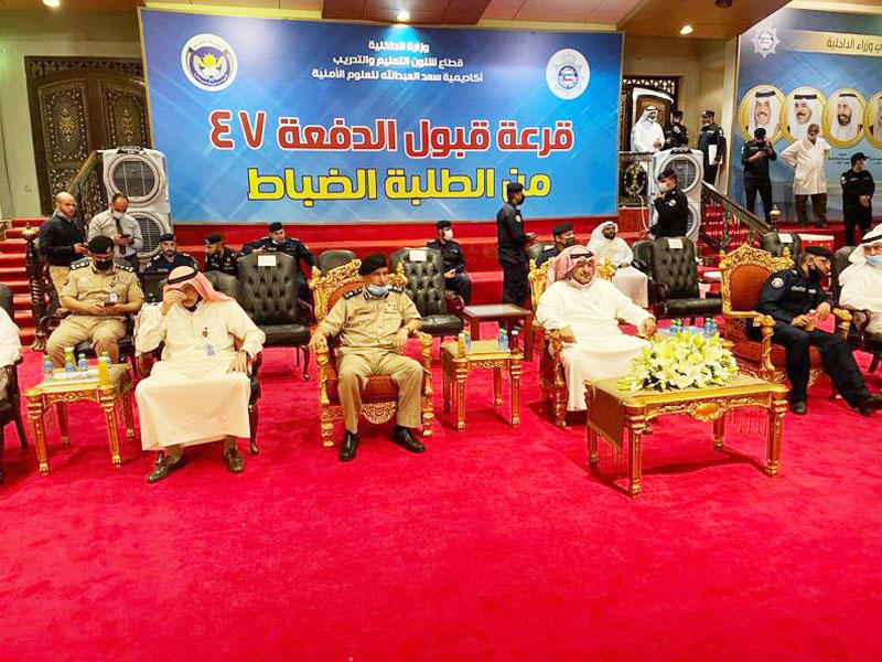 وزير الداخلية الشيخ ثامر العلي خلال إجراء القرعة