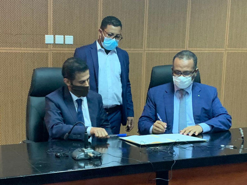 جانب من توقيع إحدى الاتفاقيتين