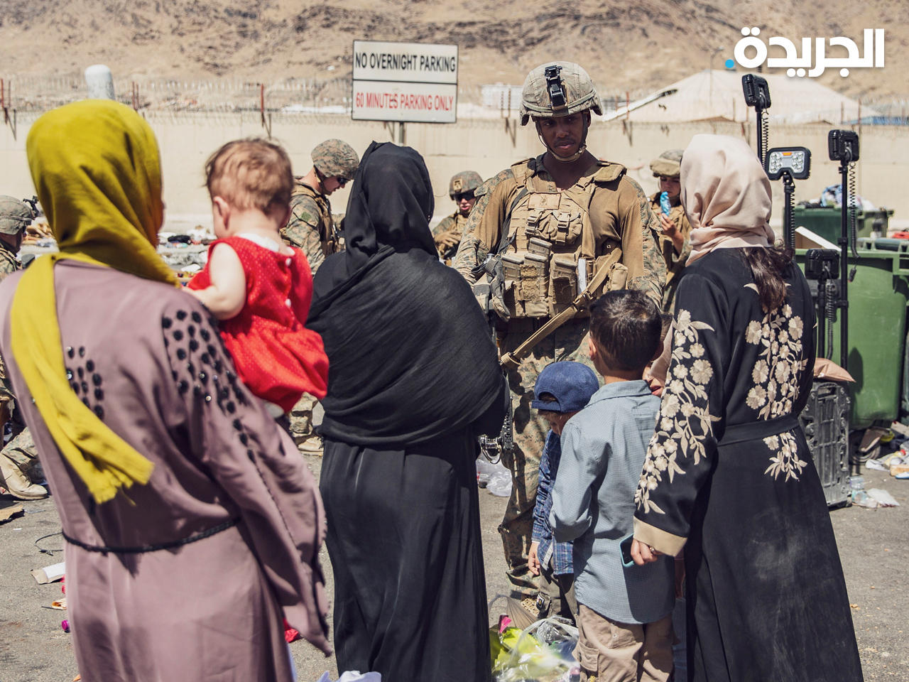 أفغانيات أمام مطار كابول