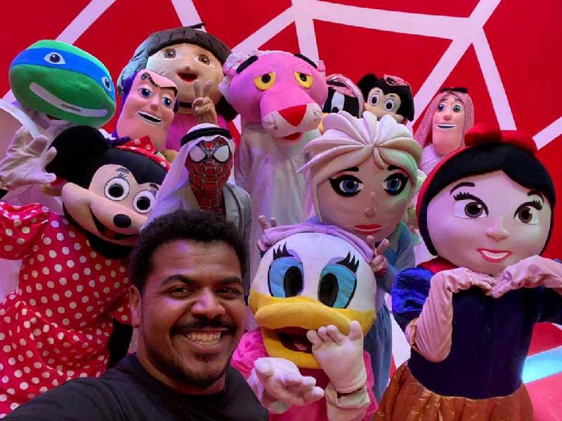 محمد الحملي وشخصيات مسرحية «سبايدر مان»