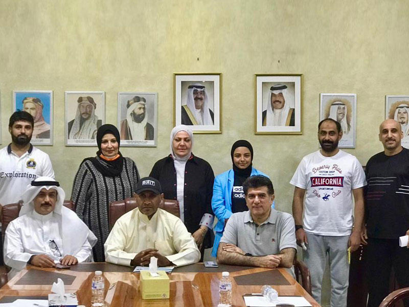 رئيس اللجنة النسائية حامد العمران يتوسط ممثلي الاندية