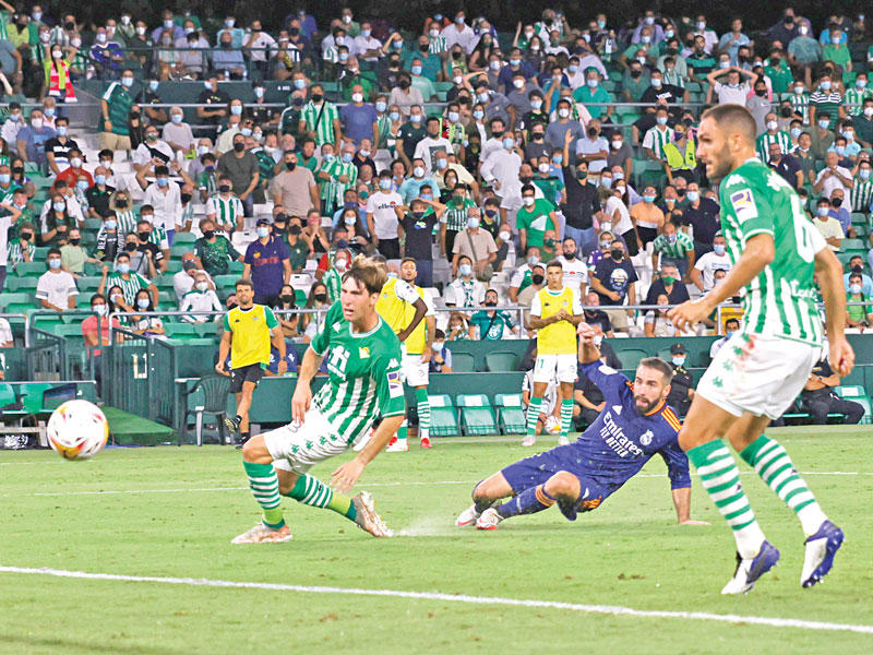 لحظة تسجيل كارفخال هدف الريال 