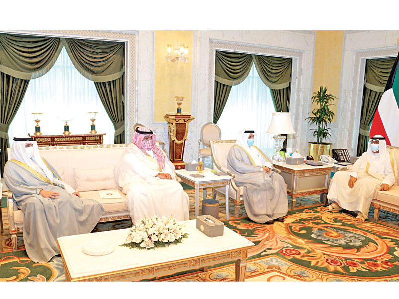 سمو ولي العهد الشيخ مشعل الأحمد مستقبلا وزراء الدفاع والخارجية والداخلية أمس