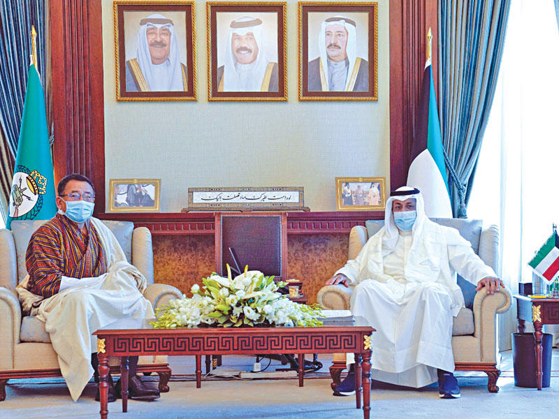 رئيس الحرس الوطني الفريق أول متقاعد الشيخ أحمد النواف خلال استقباله سفير مملكة بوتان شيتيم تنزن أمس