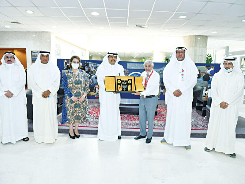 محافظ حولي علي الأصفر خلال زيارته د. هلال الساير في جمعية الهلال الأحمرn