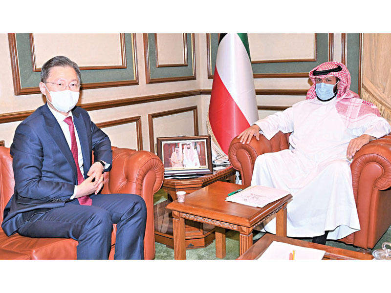 محافظ العاصمة الشيخ طلال الخالد مستقبلاً سفير جمهورية كوريا الجنوبية تشونغ بيونغ أمس