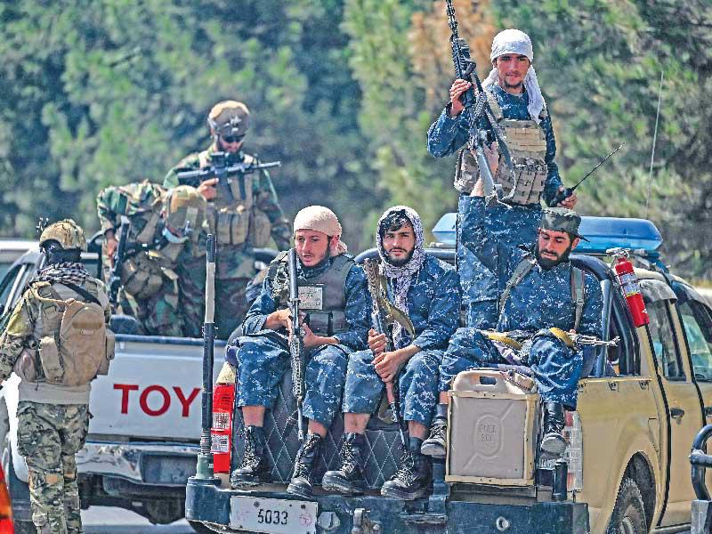 مسلحون من «طالبان» في أحد شوارع كابول أمس (أ ف ب)