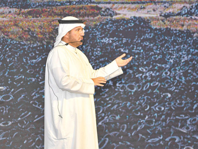 مدير عام الهيئة العامة للبيئة الشيخ عبدالله أحمد الصباح يقدم شرحاً عن إزالة الإطارات 