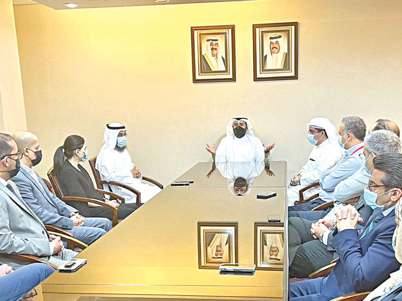 وزير الصحة د.باسل الصباح خلال اجتماعه مع قيادات مستشفى الأميري