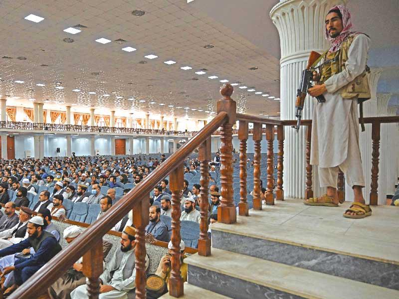 مسلح يحرس اجتماعاً دعت إليه «طالبان» في كابول امس  (أ ف ب)