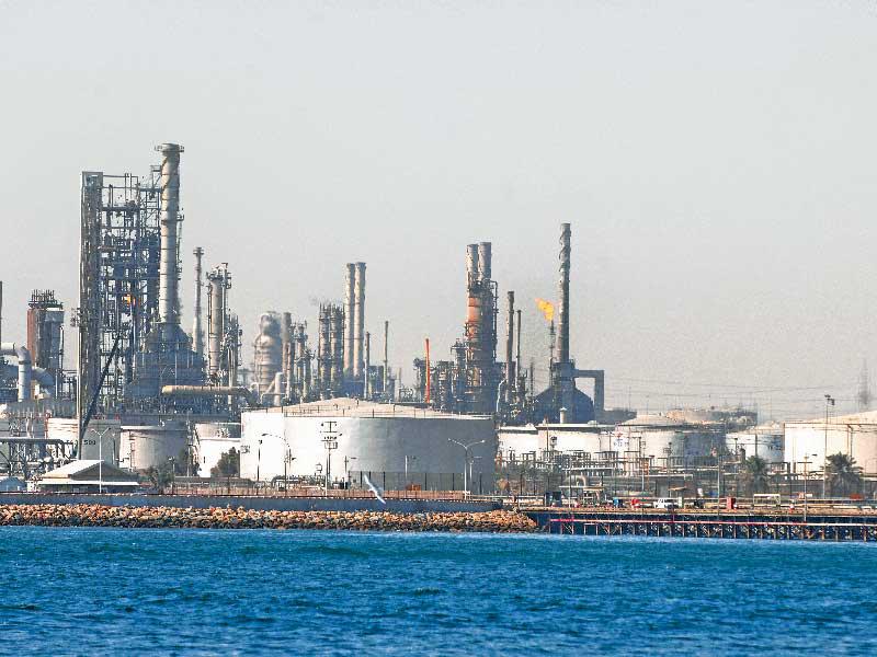 النفط يهبط بعد تراجع إعصار إيدا والأنظار على «أوبك»