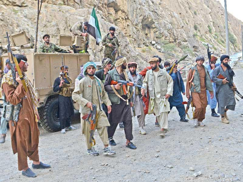 مقاتلون مناهضون لـ«طالبان» في ولاية بنجشير أمس الأول t(أ ف ب)