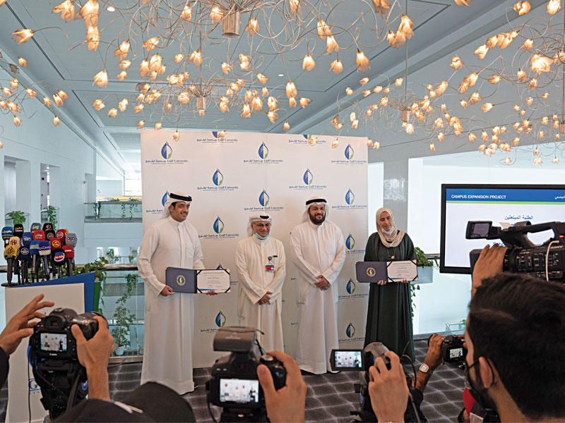  د. نادر الجلال ونواف ارحمه خلال تكريم الخريجين المستحقين للمنحتين