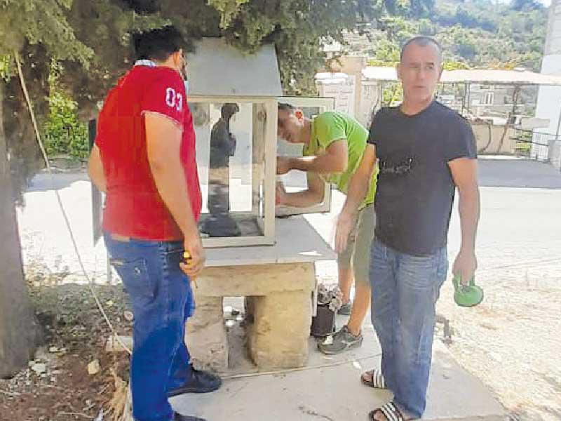 شباب عنقون يعيدون إصلاح الأضرار في أحد المزارات المسيحية في مغدوشة (الوكالة الوطنية)