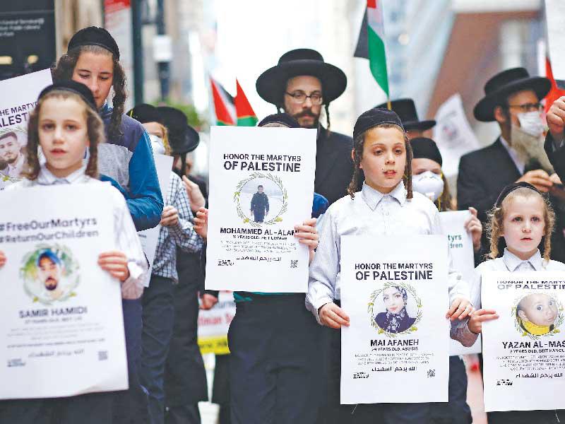 يهود محافظون خلال وقفة داعمة للفلسطينيين في نيويورك أمس الأول (أ ف ب)